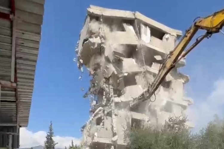 Hatay'da 6 katlı binanın yıkıldığı anlar kameraya yansıdı