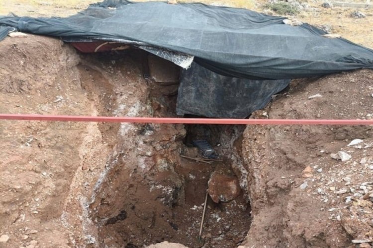 Evlerinin bah&ccedil;esinde ka&ccedil;ak kazı yaparken su&ccedil;&uuml;st&uuml; yakalandılar