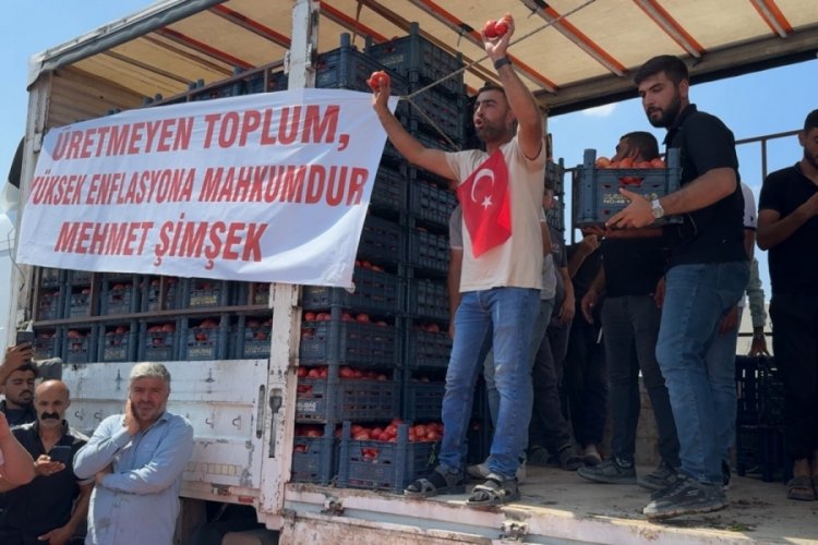 Konya'da, &ccedil;ift&ccedil;iler domatesleri yola d&ouml;kerek eylem yaptı!