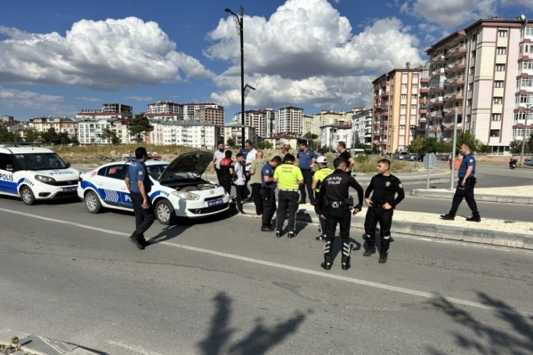 Bı&ccedil;aklı kavganın ş&uuml;phelileri ka&ccedil;arken polis otomobiline &ccedil;arptı