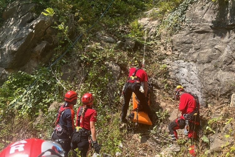 300 metrelik u&ccedil;urumdaki cansız beden operasyonla &ccedil;ıkartıldı