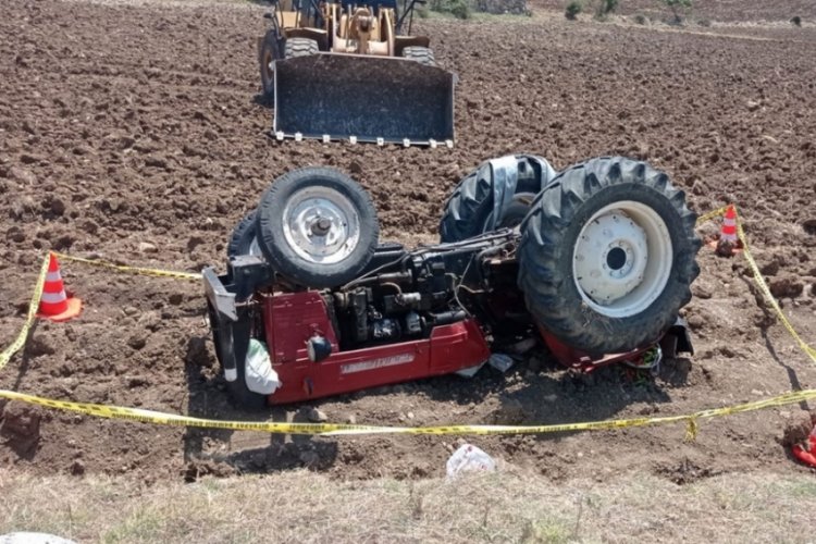 Devrilen trakt&ouml;r&uuml;n altında kalan hala yeğen hayatını kaybetti