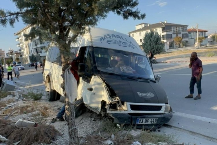 Tarım iş&ccedil;ilerini taşıyan minib&uuml;sle otomobil &ccedil;arpıştı: 15 yaralı