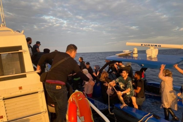 G&ouml;k&ccedil;eada'da botları su alan 1 &ccedil;ocuk 47 ka&ccedil;ak g&ouml;&ccedil;men kurtarıldı