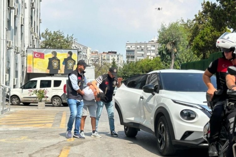 İzmir'de 2 kişiyi &ouml;ld&uuml;r&uuml;p 3 kişiyi de yaralayan caninin g&ouml;r&uuml;nt&uuml;leri ortaya &ccedil;ıktı