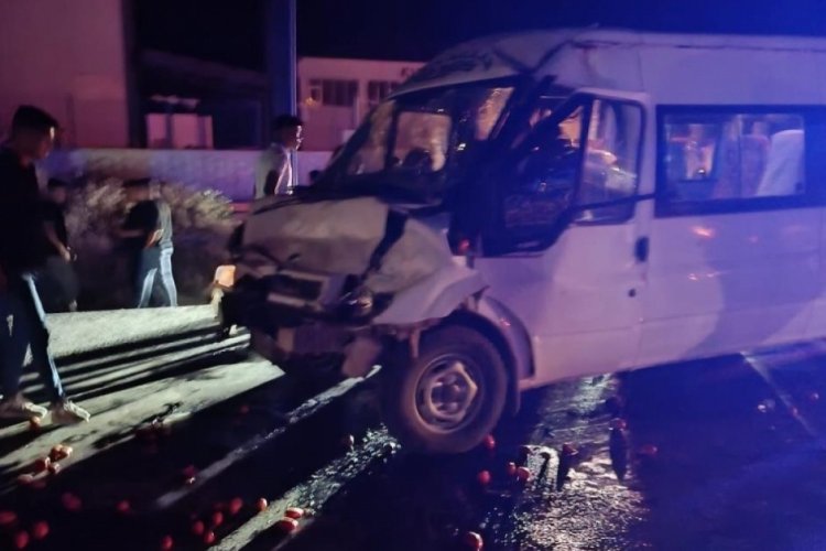 Kahramanmaraş'ta minib&uuml;s domates y&uuml;kl&uuml; trakt&ouml;re &ccedil;arptı: 10 yaralı