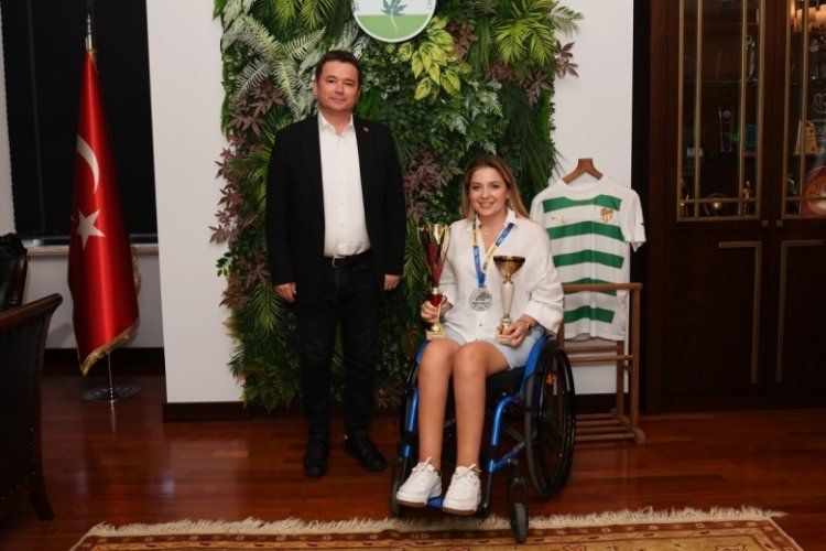 D&uuml;nyadaki tek engelli kadın ralli pilotu K&uuml;bra Denizci Keskin'den Başkan Aydın'a ziyaret
