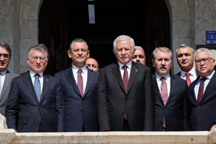 Sivas Kongresi'nin 105. yıl d&ouml;n&uuml;m&uuml;... Atat&uuml;rk Anıtı'na &ccedil;elenk sunuldu