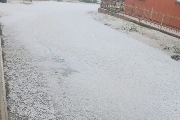 Ardahan'da dolu yağışı kar manzarasını aratmadı!