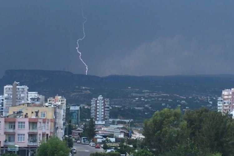 Mersin'in y&uuml;ksek kesimlerinde yağmur, sahilde yıldırımlar etkili oldu