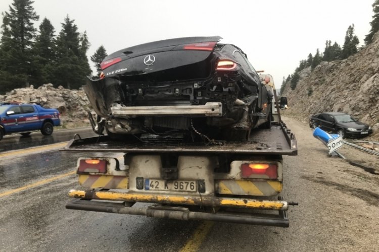 Antalya'da 4 ara&ccedil;lı zincirleme kaza: 5 yaralı