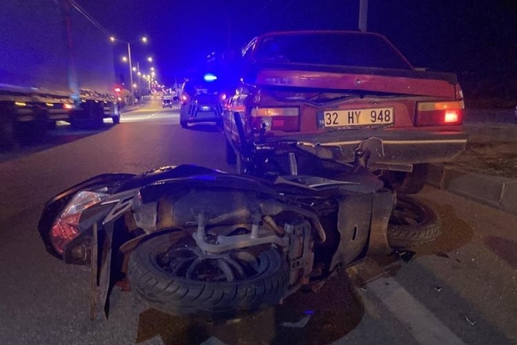 Yol kenarında duran otomobile motosiklet &ccedil;arptı