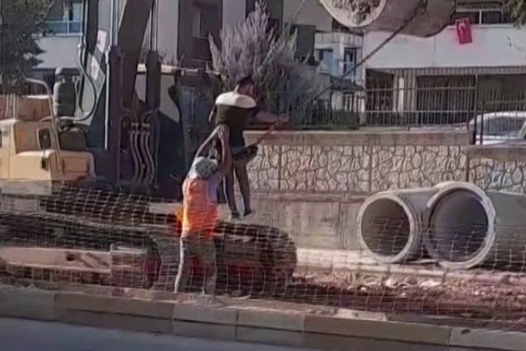 Adıyaman'da kep&ccedil;e operat&ouml;r&uuml; ve yardımcısının eğlendiği anlar viral oldu