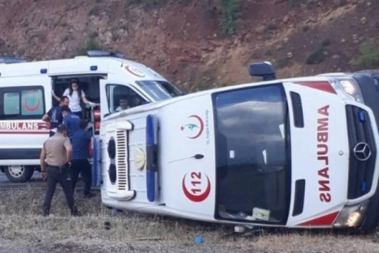 D-650'de i&ccedil;inde hasta olan ambulans devrildi! 4 yaralı