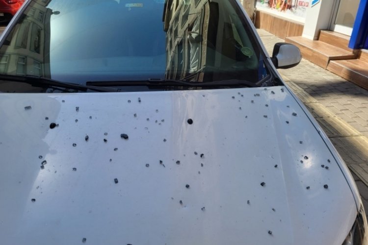 Bursa'da patlayan balkon camı ara&ccedil;ların &uuml;zerine d&uuml;şt&uuml;!