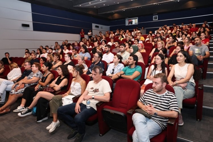 Bursa'da "Bir Y&ouml;netmen Bir S&ouml;yleşi" yeni d&ouml;nemde&nbsp;sinemaseverlerle buluştu &nbsp;