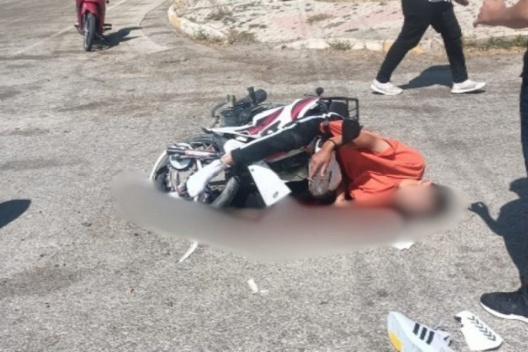 Belediyenin temizlik aracına &ccedil;arpan motosikletli gen&ccedil; hayatını kaybetti