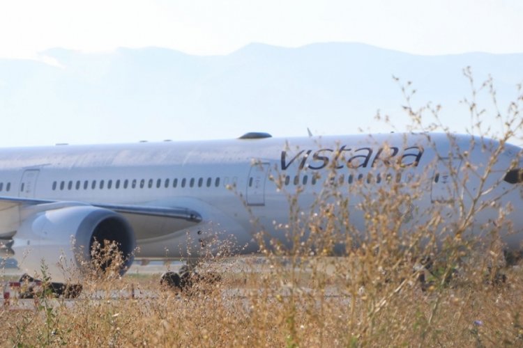 Bomba ihbarı asılsız &ccedil;ıkan Hindistan u&ccedil;ağındaki yolcular, kalkış saatini bekliyor