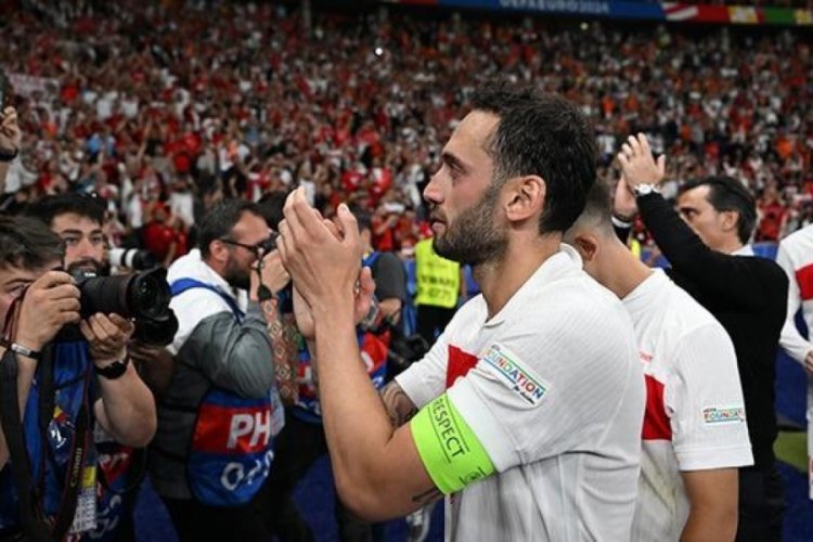 Hakan &Ccedil;alhanoğlu'dan Galler ma&ccedil;ı sonrası a&ccedil;ıklama
