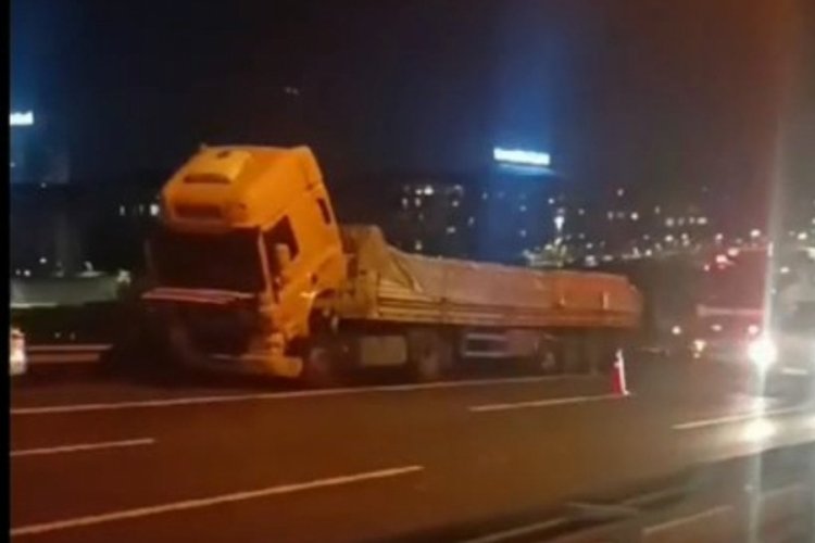 Motosiklet tıra &ccedil;arptı! Motosiklet s&uuml;r&uuml;c&uuml;s&uuml; hayatını kaybetti