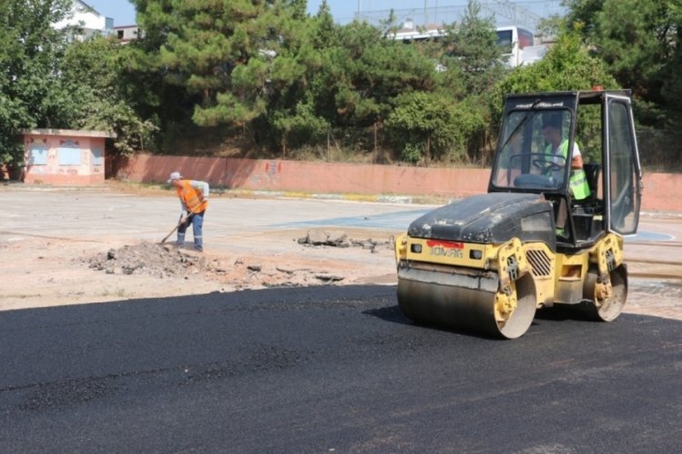 Kocaeli'nde okul bah&ccedil;eleri sıcak asfaltla estetik g&ouml;r&uuml;n&uuml;m&uuml;ne kavuşuyor!