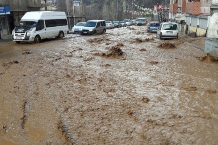 Bitlis'te sağanak yağış hayatı felç etti:AFAD ekibi vatandaşlara çadır kurdu!