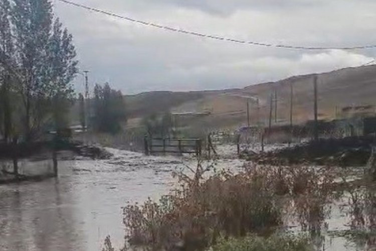 Kars'ta  sağanak yağmur etkili oldu:Dereler taştı!