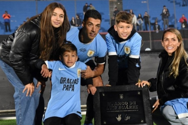 Luis Suarez vedasında g&ouml;z yaşlarına hakim olamadı