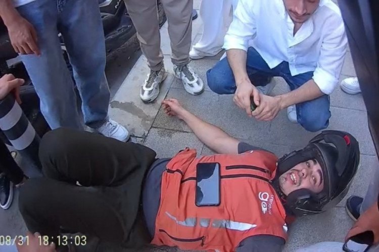 Trafik kazası ge&ccedil;iren kuryeyi meslektaşları yalnız bırakmadı
