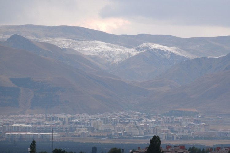 Erzurum'da paland&ouml;ken'e ilk kar d&uuml;şt&uuml;!