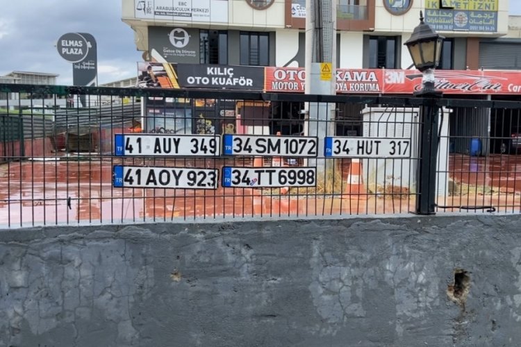 Kocaeli'de cadde ve sokaklar g&ouml;le d&ouml;nd&uuml;: Bir&ccedil;ok aracın plakası suya d&uuml;şt&uuml;