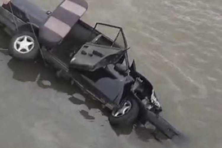Karab&uuml;k'te Filyos &Ccedil;ayı'na d&uuml;şen otomobilin s&uuml;r&uuml;c&uuml;s&uuml; &ouml;ld&uuml;