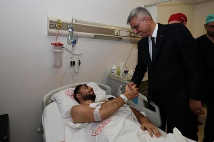 Bakan Memişoğlu'ndan Sakarya'da trafik kazası ge&ccedil;iren sağlık g&ouml;revlilerine ziyaret