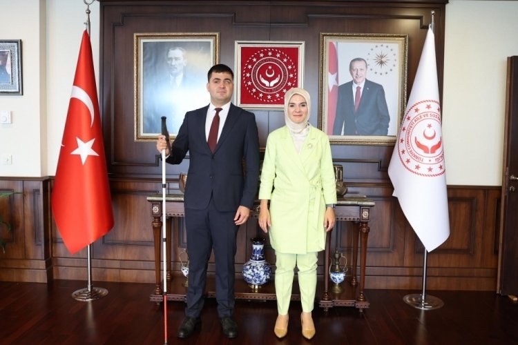 T&uuml;rkiye'nin ilk g&ouml;rme engelli hakim yardımcısı Bakan G&ouml;ktaş'la bir arada!