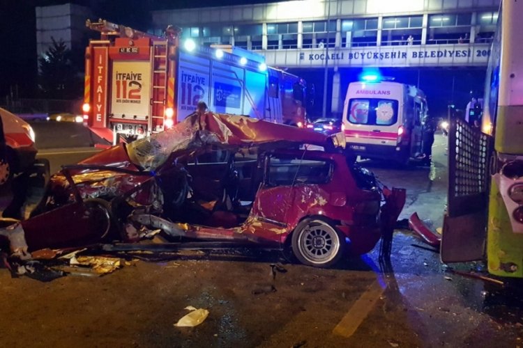 Belediye otob&uuml;slerine &ccedil;arpan otomobilde 1 &ouml;l&uuml; 3 yaralı!