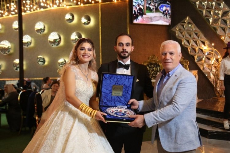 Başkan Bozbey, Bursalı gen&ccedil; &ccedil;ifti yalnız bırakmadı!
