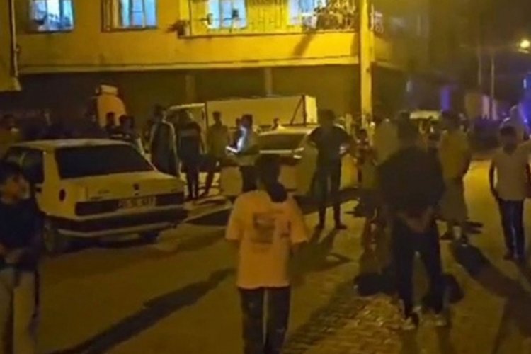 Evinin &ouml;n&uuml;nde oturan kadına araba &ccedil;arptı!