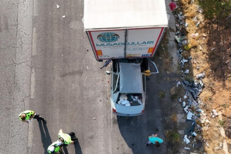 Tıra ok gibi saplanan otomobil hurdaya d&ouml;nd&uuml;: 4 yaralı