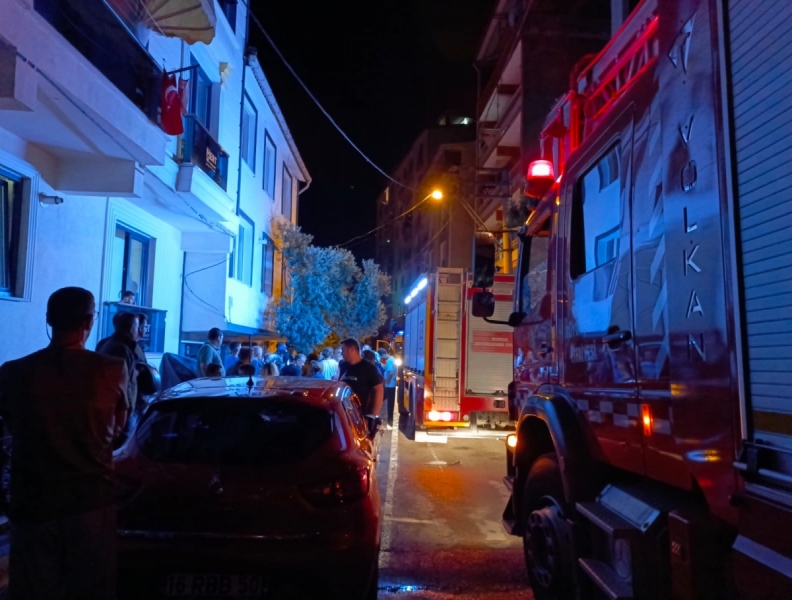 Bursa'da &ccedil;amaşır makinesinden &ccedil;ıkan yangın panik yarattı! Mahalle sokağa d&ouml;k&uuml;ld&uuml;...