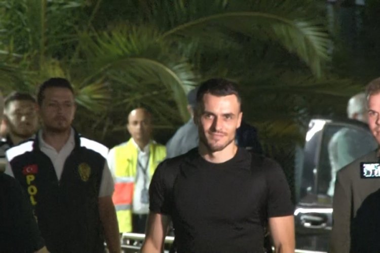 Fenerbah&ccedil;e'nin yeni transferi Filip Kostic, İstanbul'a geldi