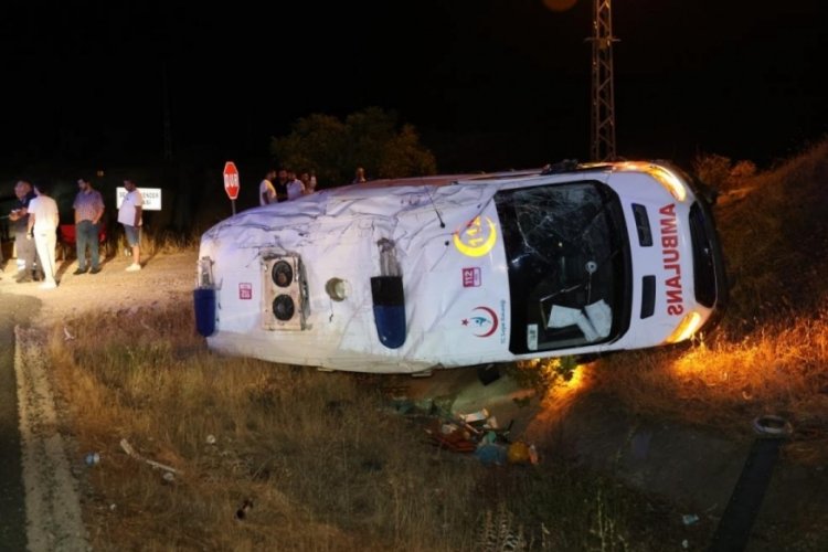 Elazığ'da ambulans şarampole devrildi: 3 yaralı
