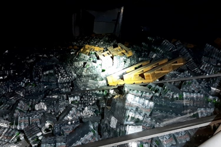 Maden suyu y&uuml;kl&uuml; tır devrildi, yol trafiğe kapandı
