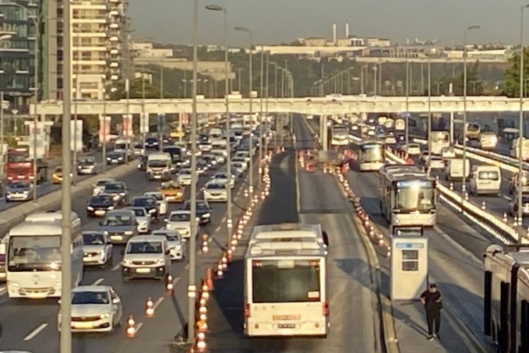 İstanbul'da okulun ilk g&uuml;n&uuml; trafik yoğunluğu yaşandı