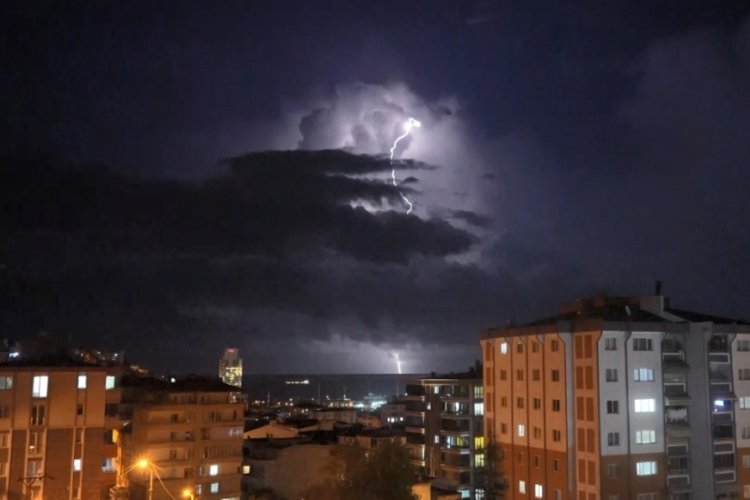 Samsun'da şimşekler geceyi aydınlattı