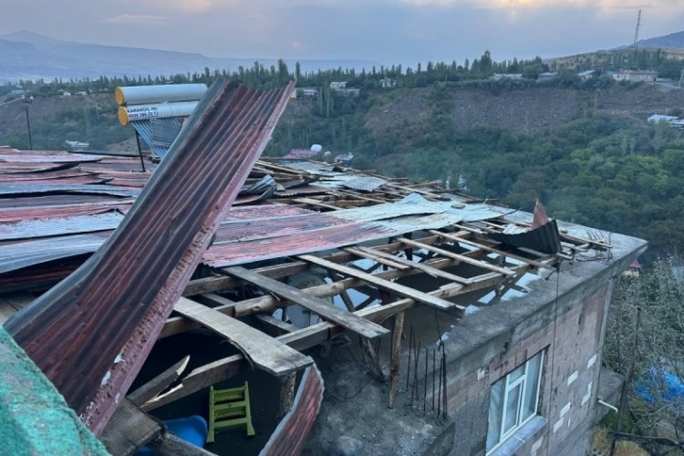 Şiddetli r&uuml;zgar &ccedil;atıları u&ccedil;urdu
