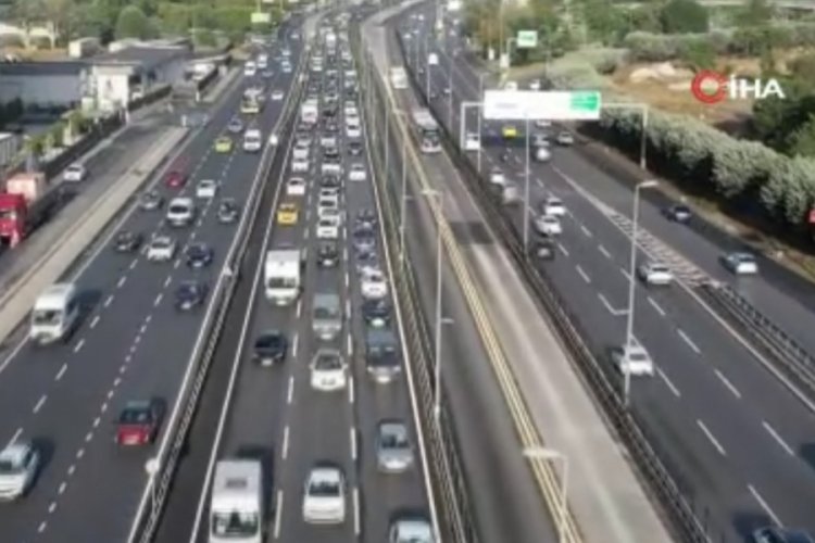 Okulların a&ccedil;ılmasıyla yoğunlaşan İstanbul trafiği drone ile g&ouml;r&uuml;nt&uuml;lendi