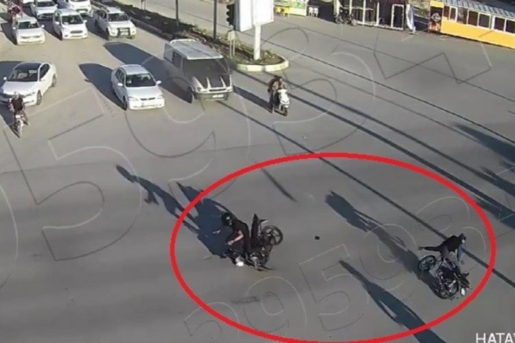 2 motosiklet s&uuml;r&uuml;c&uuml;s&uuml; &ccedil;arpışarak savruldu