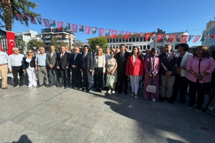 CHP Bursa İl Başkanlığı'ndan 101. yıla &ouml;zel &ccedil;elenk takdimi