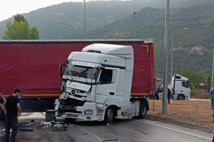 Amasya'da 2 tır ve panelvan minib&uuml;s kazaya karıştı! aynı aileden 4 yaralı