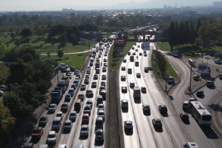 Milyonlarca &ouml;ğrenci i&ccedil;in bug&uuml;n okullar a&ccedil;ıldı, Bursa'da yollar tıkandı!